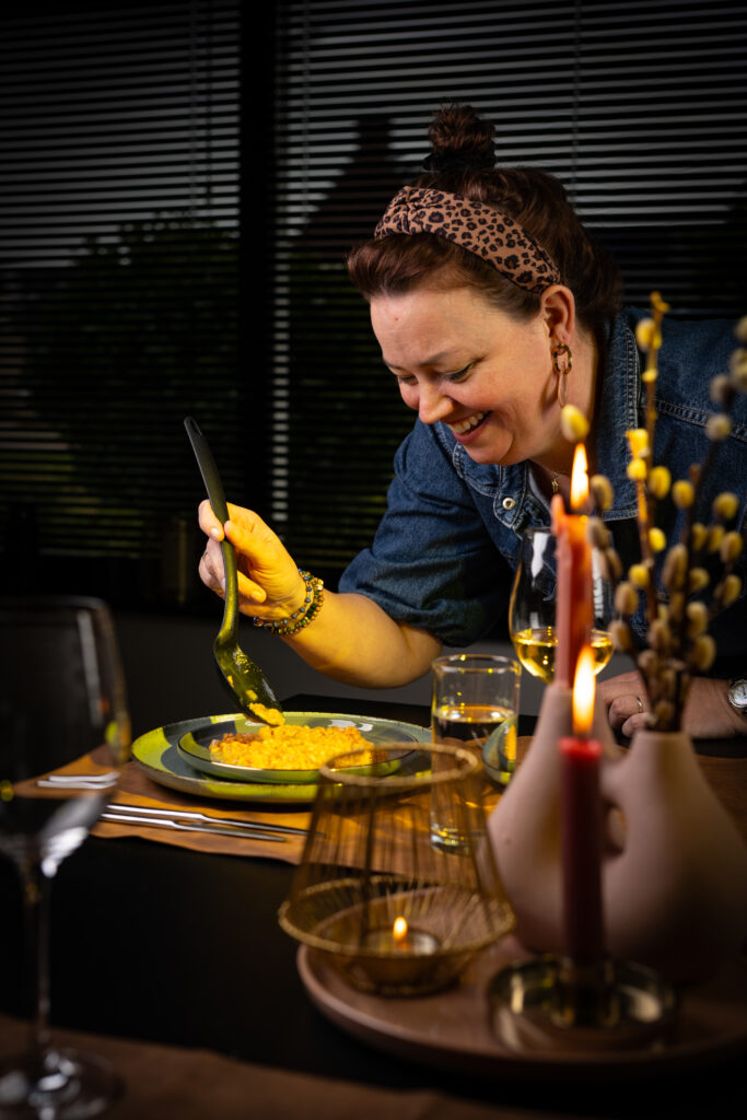 Marjoleine dresseert een gerecht tijdens een privédiner