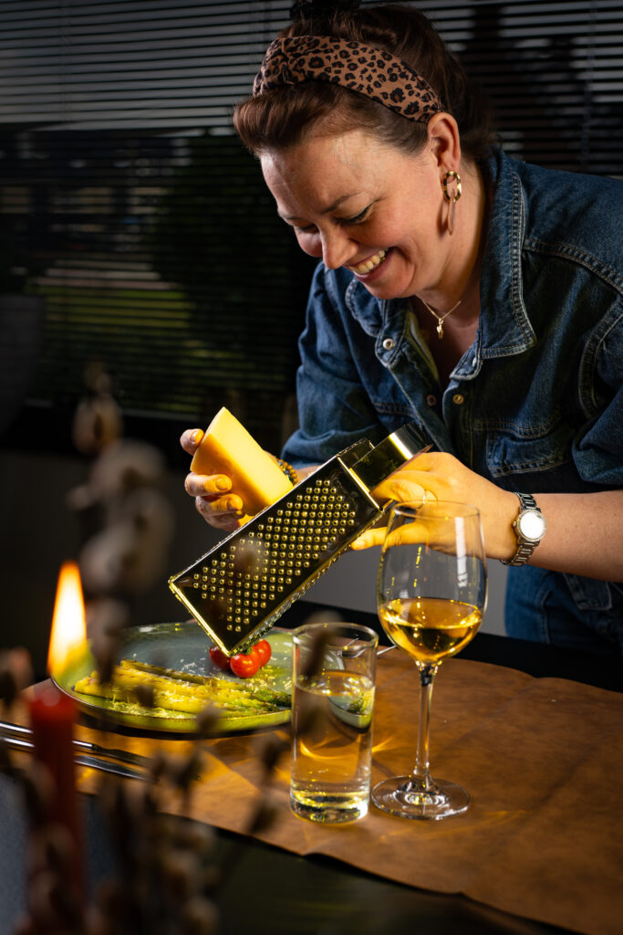 Marjoleine bereidt een gerecht tijdens een privédiner